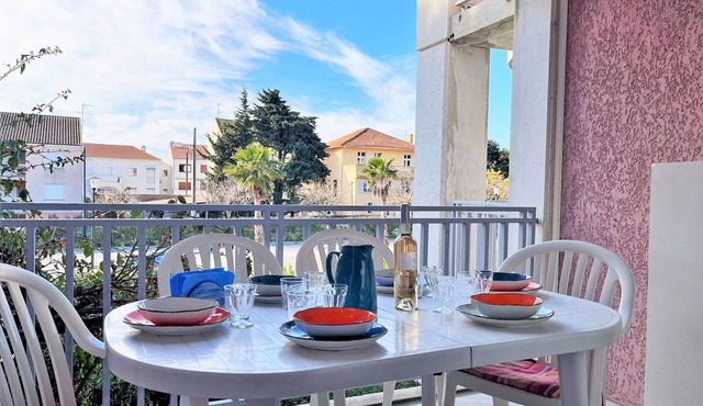 Sunny Apartment with Terrace, 100m from Beach - 6 Sleeps, Parking, WiFi, Baby Kit