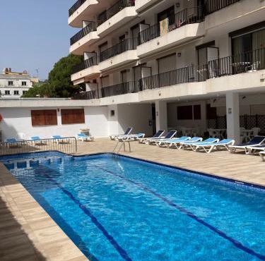 Sunny apartment with pool