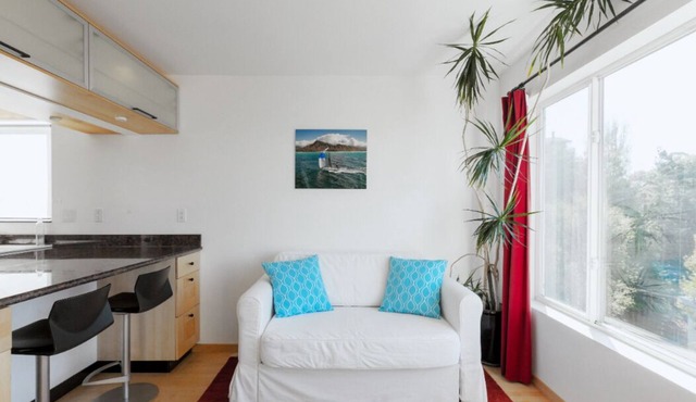 Sunny apartment with private deck, Bay view