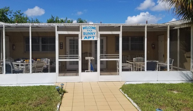 Sunny Apartments a block from Warm Mineral Springs
