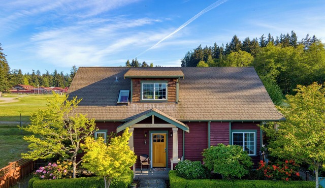 Sunny Backyard, Fireplace, Coastal Access in Peaceful Neighborhood Near Shopping