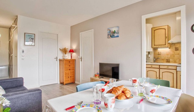 Sunny Balcony Apartment for 4 in Cabourg, 2 Bedrooms, Near Beach and Shops