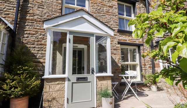 SUNNY BANK, pet friendly, character holiday cottage in Brookhouse