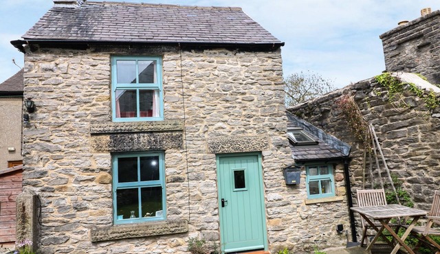 SUNNY BANK VIEW, character holiday cottage in Bradwell