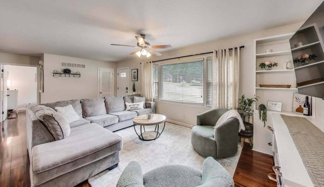 Sunny Bay - Walk to Restaurants, Lake, Ice Cream | Sleeps 6 + Deck and Grill
