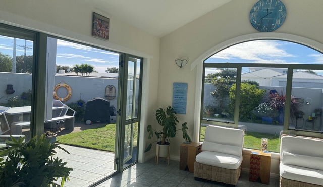 Sunny beach house, walking distance to surf