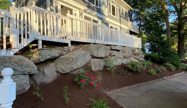 Sunny Beach Getaway-Outdoor Shower, Big Deck, Walk to Coffee+Ice Cream-Sleeps 10