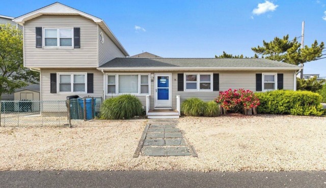 Sunny Beach House Getaway: 8 Houses to the Beach – Sand, Surf, & Delicious Eats!