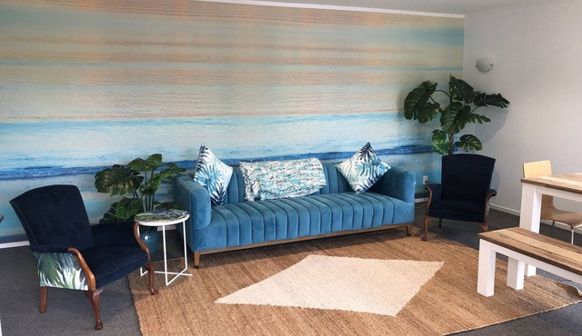 Sunny Beach Retreat in Mairangi Bay