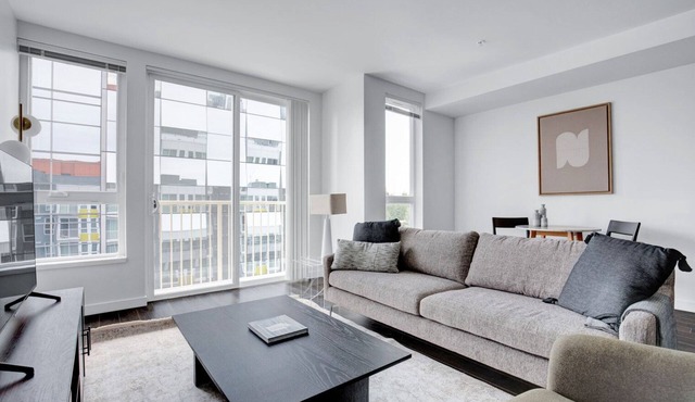 Sunny Bellevue 1BR w/BBQ, Gym, W/D, near Spring District, by Blueground