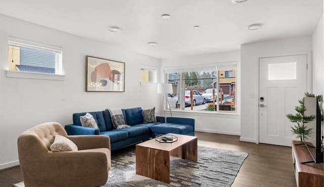Sunny Bellevue 3BR w/In-Unit W/D, nr Groceries & Dining, by Blueground