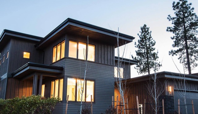 Sunny Bend days! Resort amenities ~ parking ~ wifi ~ fire pit ~ hot tub