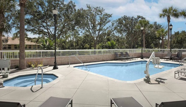 Sunny Bradenton Double Queen: Breakfast, Pool &Gym