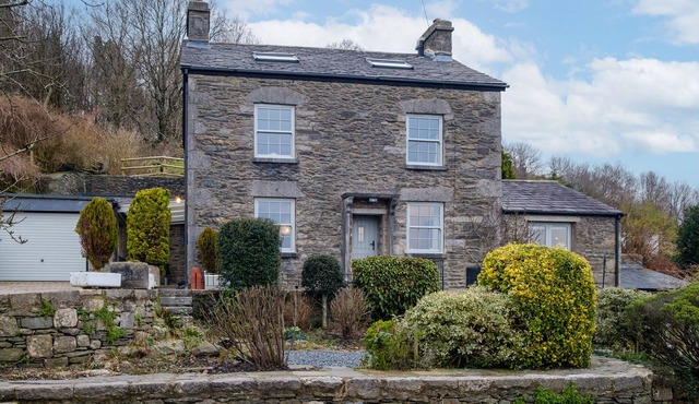 SUNNY BRAE, family friendly, character holiday cottage in Lindale