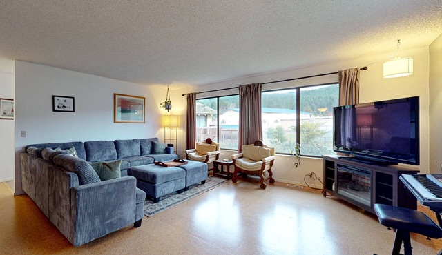 Sunny Brae home with private, enclosed yard - close to golf, hiking, & town