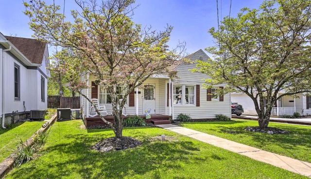 Sunny Bristol Home with Yard - Walk to Downtown