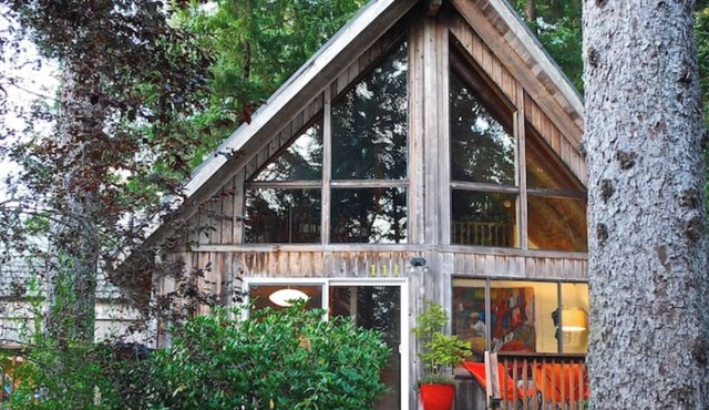 Sunny Cabin in Manzanita on the Oregon Coast, 5 min. walk by trail to the beach