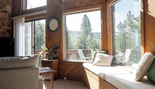 Sunny Cabin with Lake View Deck and Fast Wifi