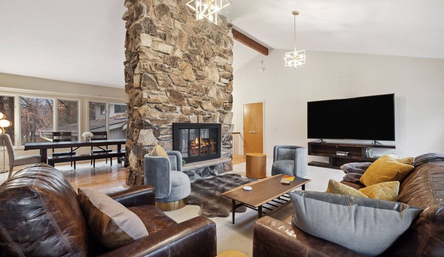 Sunny Cabin with Indoor Pool, Hot tub, Sauna!