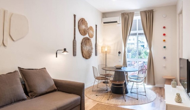 Sunny central apartment with a 100m2 city oasis