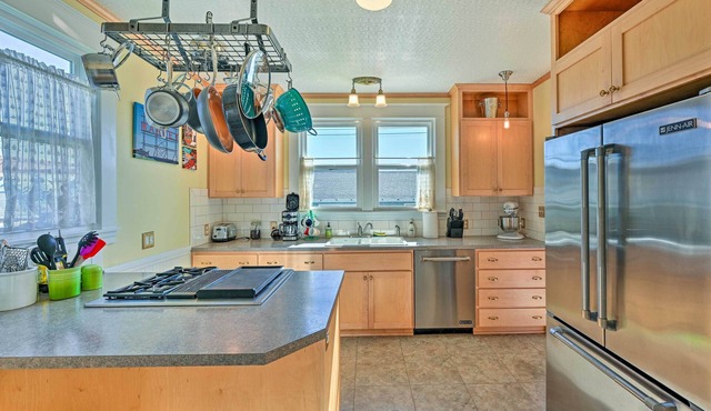 Sunny & Central Everett Home < 1 Mile to Dtwn!