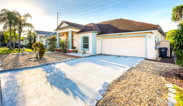 Sunny Central Florida getaway with screened pool, patio, central AC, & W/D