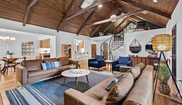 Sunny Chalet - 1 block to Bentonville DT-Sleeps 10