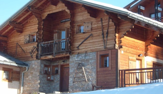 Sunny Chalet for 8, near slopes, WiFi, garage, pet-friendly, equipped kitchen, 4 bedrooms