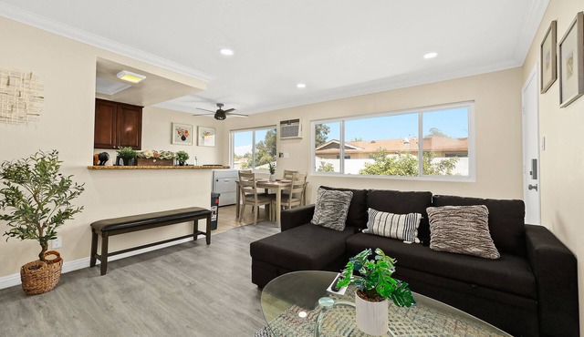 Sunny & Cheerful Near I-10 ~ Queen Beds ~ Parking