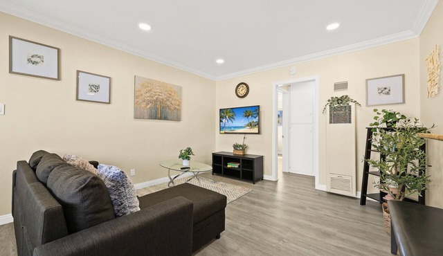 Sunny & Cheerful Near I-10 ~ Queen Beds ~ Parking!