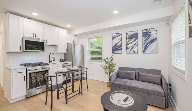 Sunny, Chic, Centrally Located 2 bedroom, with Parking & Alexa