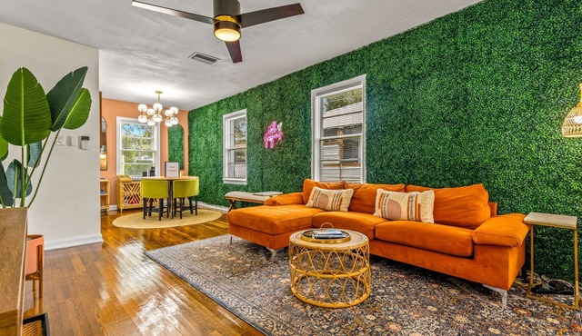 Sunny Citrus Escape: Min to Midtown & Dog-Friendly