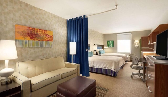 Sunny City Escape: Kitchen, Pool, Parking! Close to Homestead Town Square!