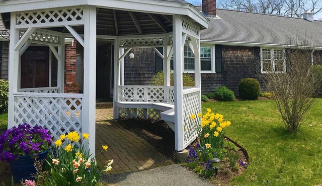 Sunny, Clean & Spacious on Quiet Cul-de-Sac; Walk to Ridgevale Beach