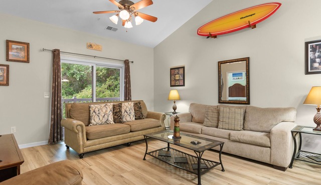Sunny Coastal Condo Near The Beach in Catalina