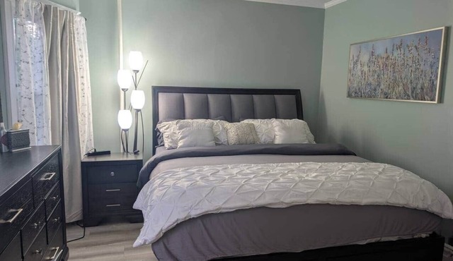 Sunny & Comfortable: Walk To Shop, Eat & NYC Train