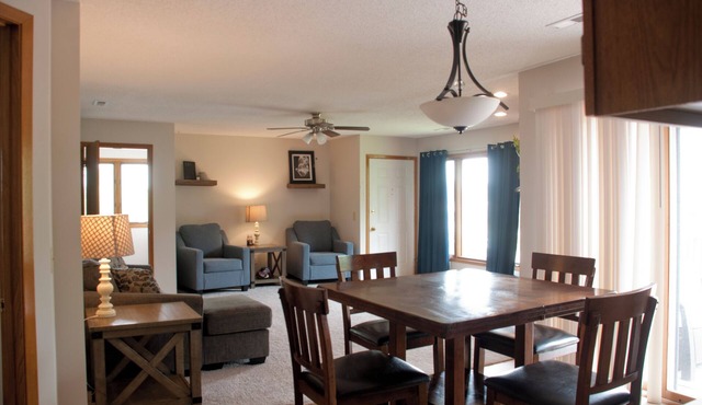 Sunny condo in Urbandale. Quiet neighborhood, plenty of space and relaxing deck!
