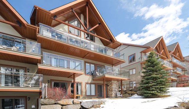 Sunny condo-Skiing and biking in/out-Golf-Hiking