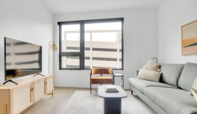 Sunny Congress Park 1BR w/ Gym & Pool, near shops & dining, by Blueground