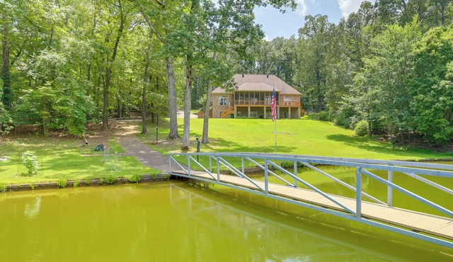 Sunny Coosa River Hideaway w/Boat Dock & Slip!