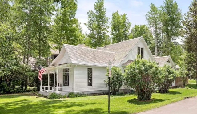 Sunny corner home w/spa & yard. Walk everywhere!