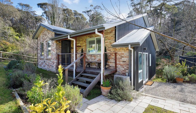 Sunny Corner - Romantic Split Level Cottage