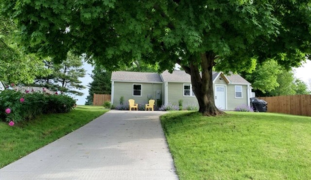 Sunny Cottage: Fire pit, close to biking & walking trails and historic downtown.