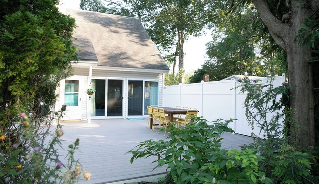 Sunny Cottage near OGT town/beach - 4 bed/2.5 bath with spacious deck!