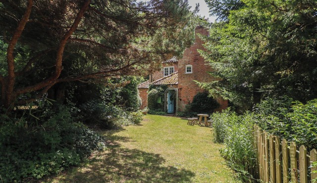 SUNNY COTTAGE, pet friendly, character holiday cottage in Grantham