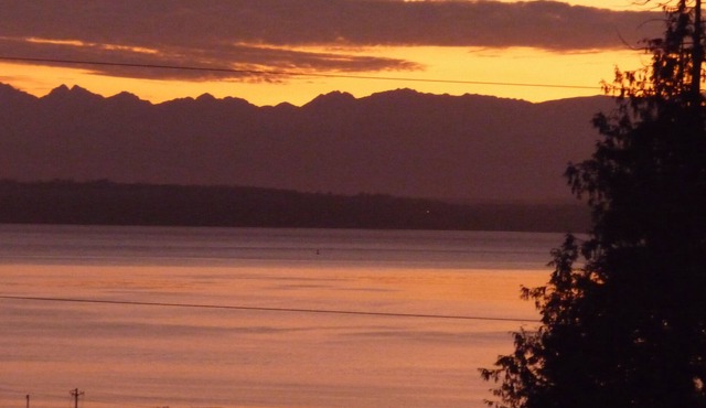 Sunny Cottage with great water view - Lots of Great Amenities - Hot Tub