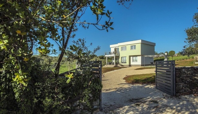 Sunny cottage with not far from the beaches and towns of Istria