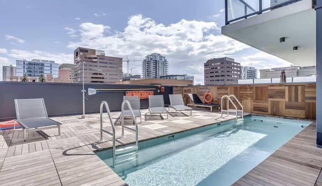 Sunny Cozy Calgary Tower View