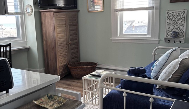 Sunny, cozy studio with ocean views in the heart of Ocean City NJ!
