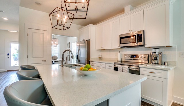 Sunny Day - Walk to beach- community pool!